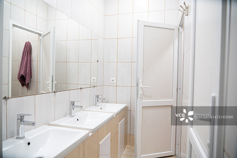 浴室里的洗脸盆图片素材