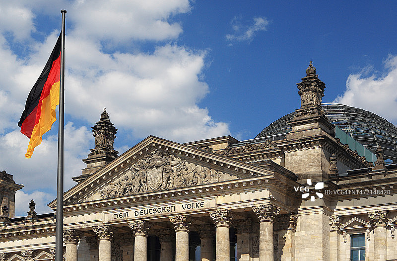 德国联邦议院——带有德国国旗的 Reichstag 大厦（德国议会大厦）——德国柏林图片素材