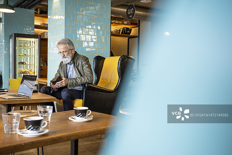 商人于自助餐厅小憩图片素材