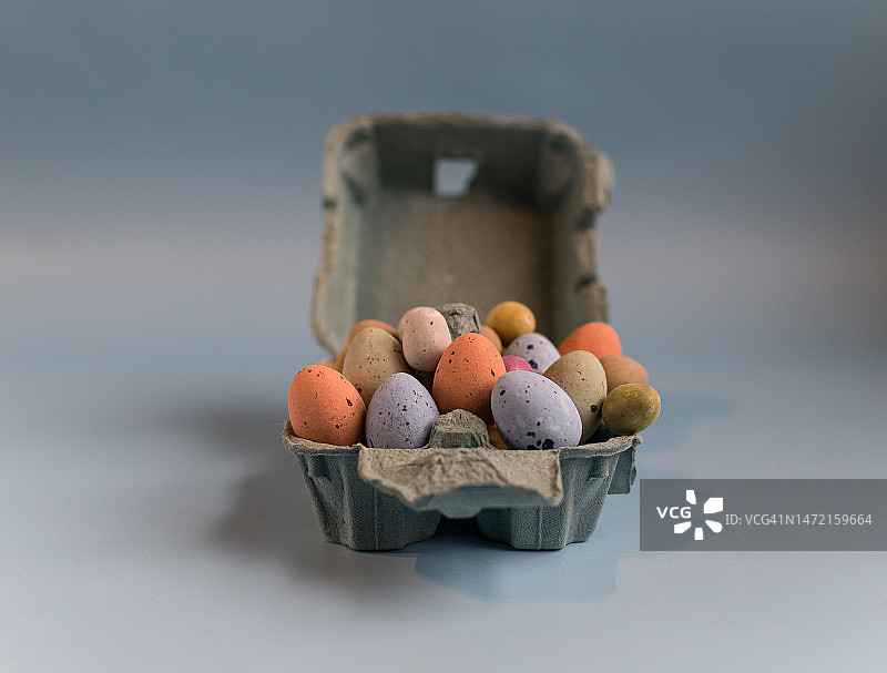 纸箱中的彩色复活节彩蛋图片素材