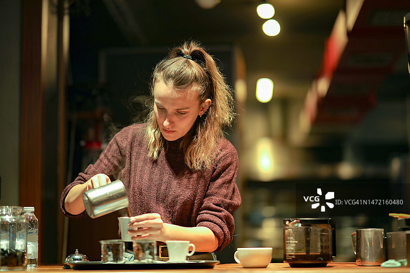 小企业，年轻女人在做咖啡，咖啡馆文化，咖啡师图片素材