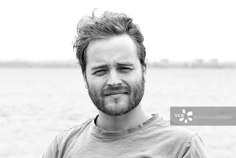 有空白背景的年轻男人的正面黑白肖像照图片素材