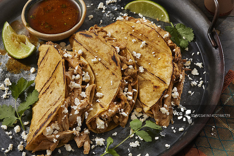 炖鸡肉墨西哥玉米饼图片素材