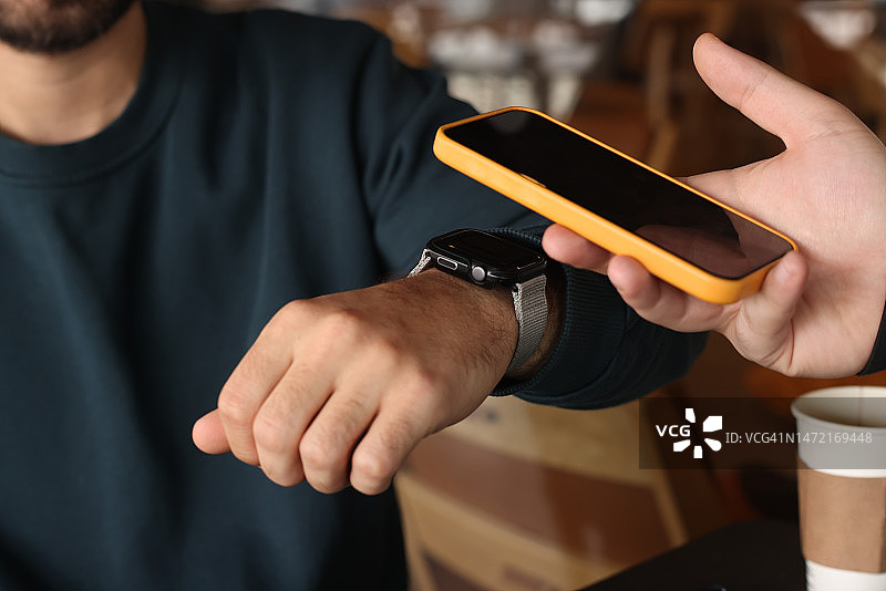 男人用智能手表进行NFC支付图片素材
