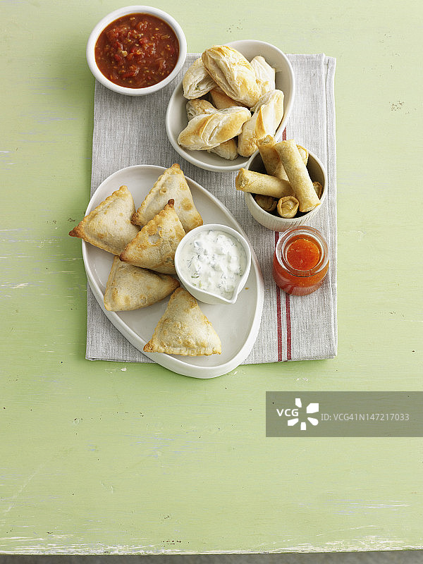 烘焙糕点配酱汁拼盘图片素材