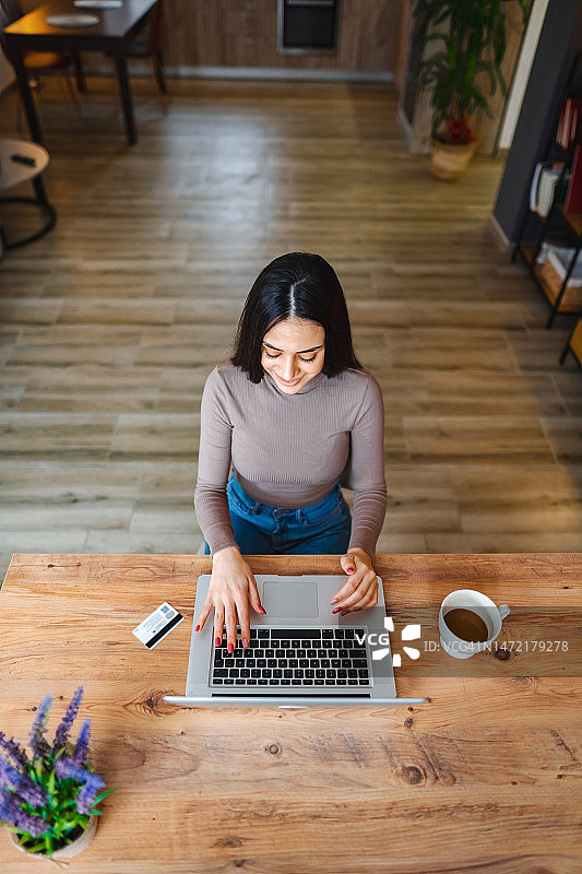 年轻女子用信用卡在线购物图片素材
