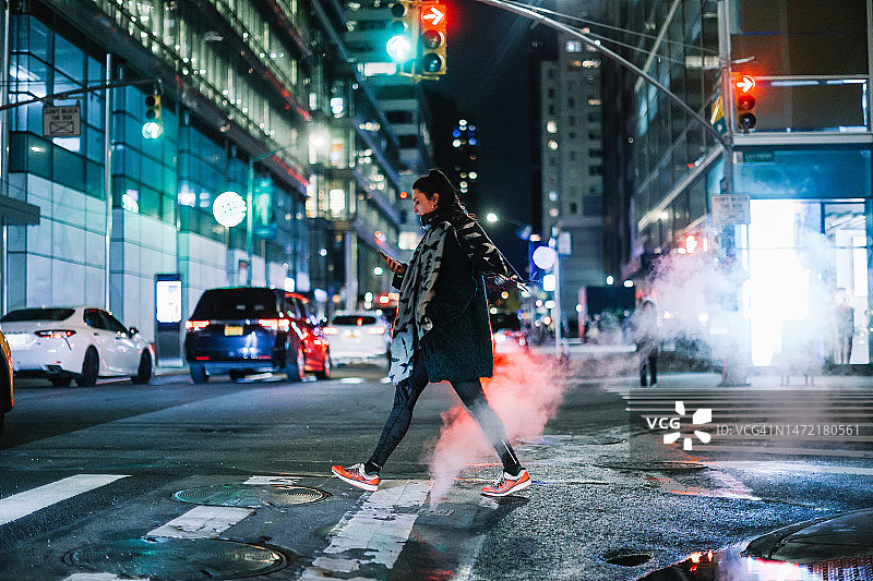 女子傍晚在曼哈顿街头漫步图片素材
