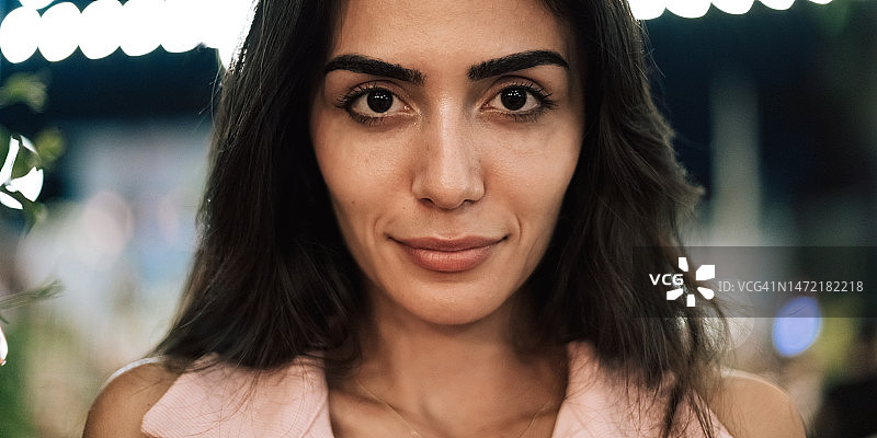 户外放松的亚洲黑发女子肖像，休闲装扮，对着镜头微笑的模特特写摄影图片素材