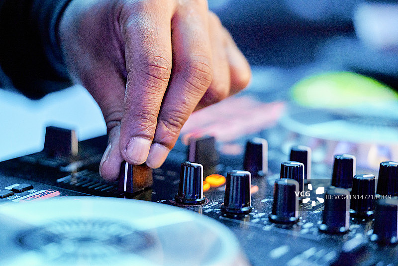 音乐会期间现代电子调音台特写图片素材