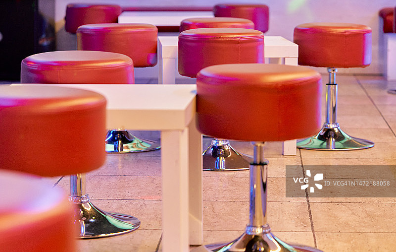 商业场所内红色椅子和白色桌子的午餐吧台区特写图片素材