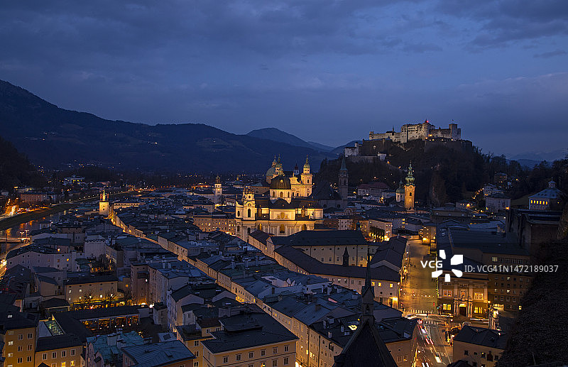 夜晚俯瞰奥地利萨尔茨堡图片素材