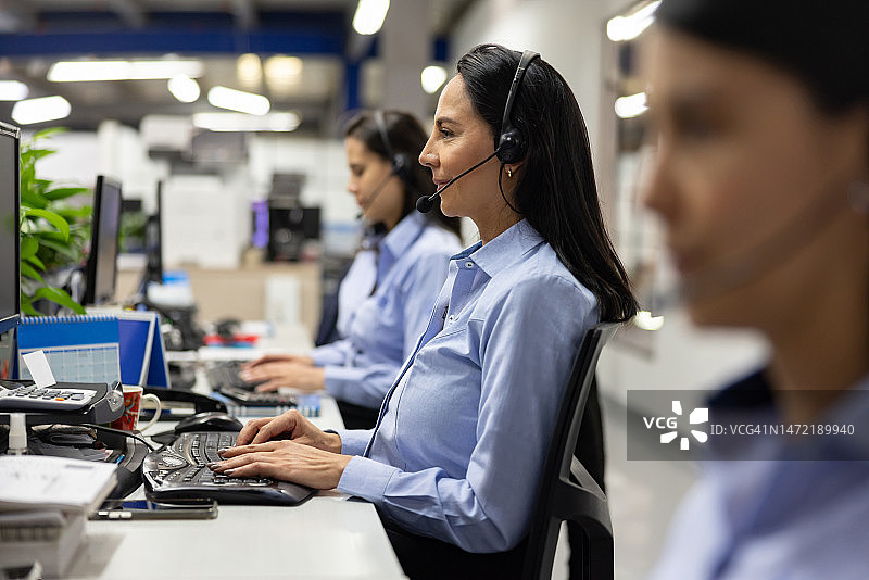 在呼叫中心担任客服代表的女性图片素材
