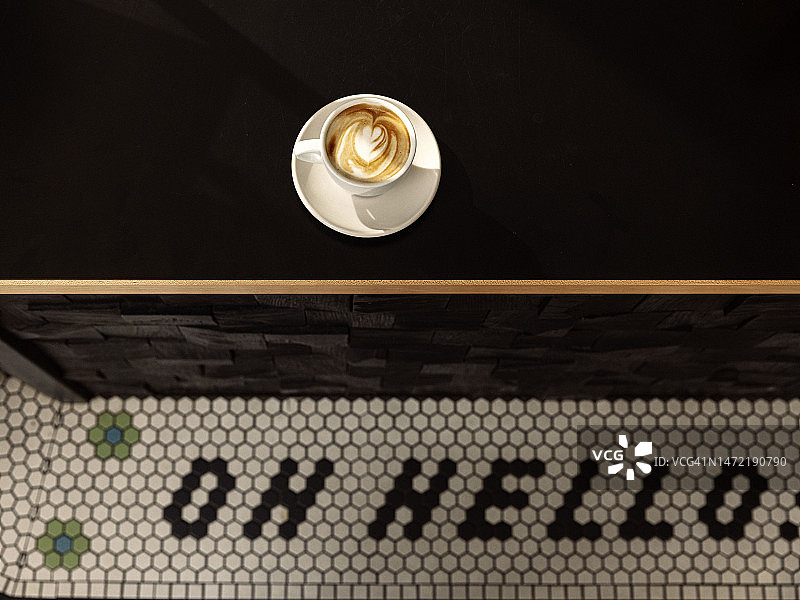 晨光中的咖啡杯图片素材