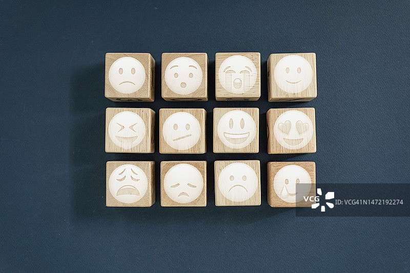 木块上的快乐、沮丧和悲伤符号图片素材