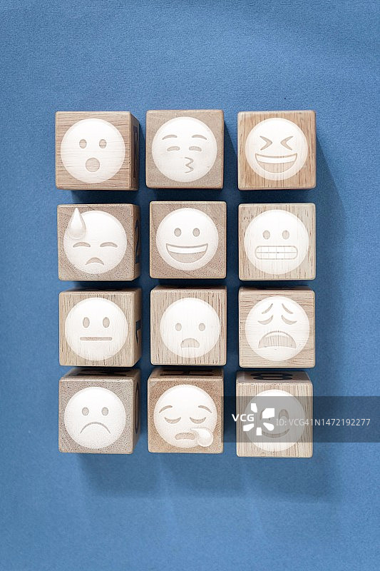 木块上的快乐、沮丧和悲伤符号图片素材