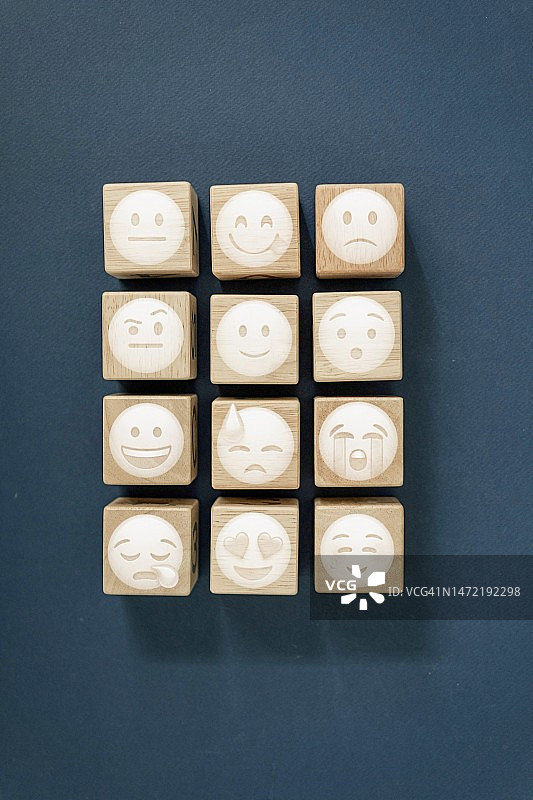木块上的快乐、沮丧和悲伤符号图片素材