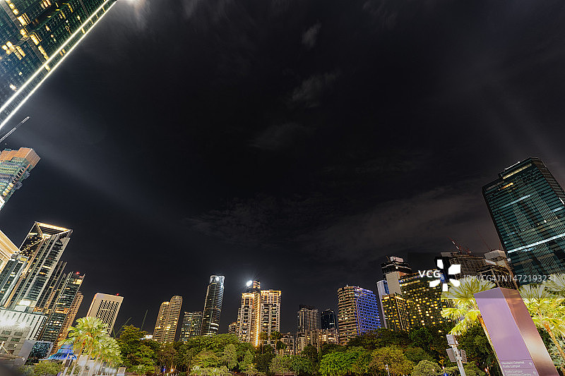 吉隆坡夜景：摩天大楼与树木图片素材