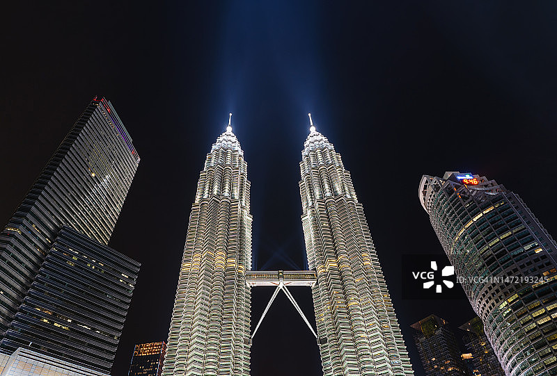 吉隆坡市中心夜景中的双子塔图片素材