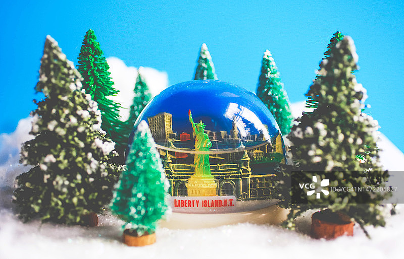 纽约气候变化概念：自由女神像雪景背景图片素材