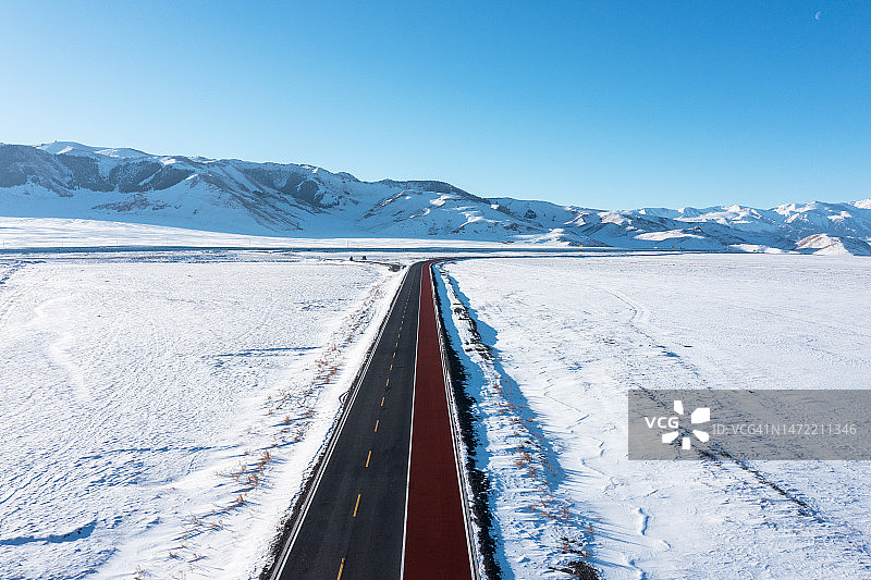 背光雪山公路图片素材