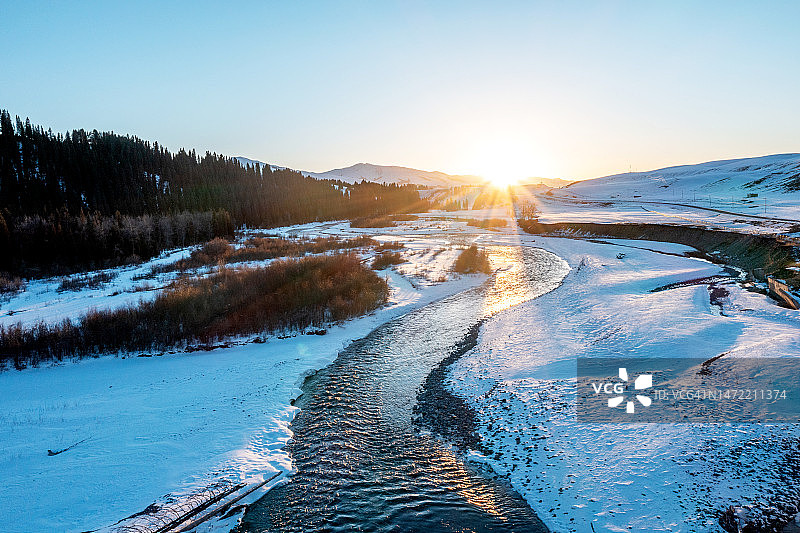雪山和森林航拍图片素材