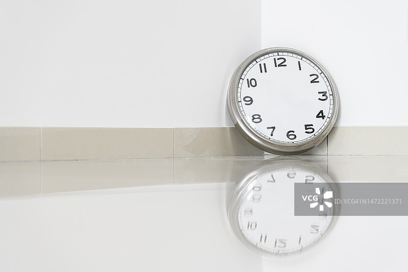 墙上的时钟特写图片素材