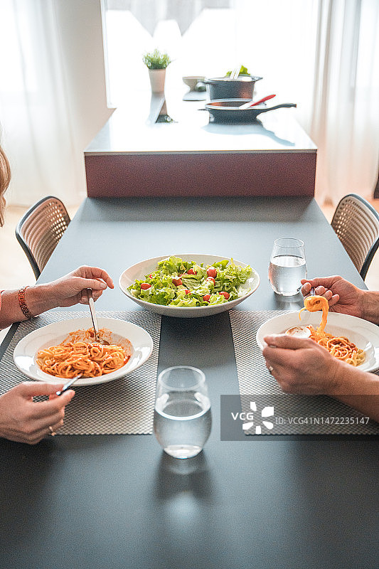 在家吃午餐的成熟混合种族夫妇图片素材