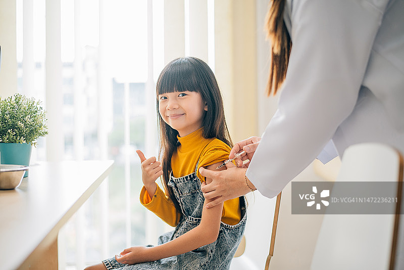 我是一个勇敢的女孩，不害怕打针图片素材