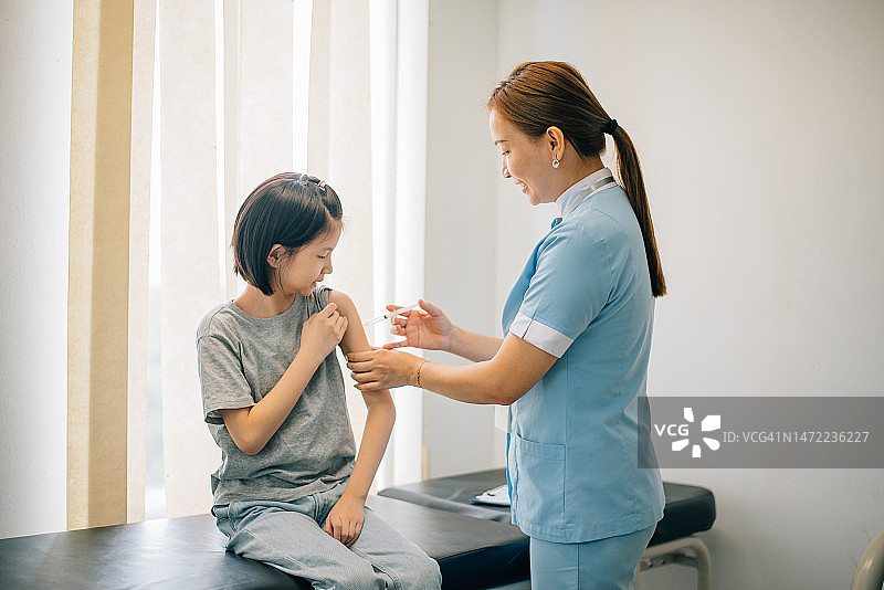 女医生给小女孩注射疫苗图片素材
