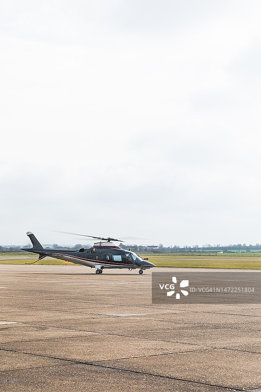 行政直升机在机场停机坪上发动机运转图片素材