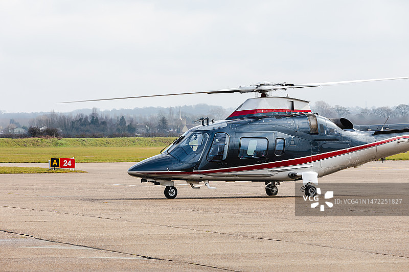 停在机场停机坪上的行政直升机图片素材