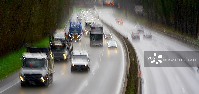 雨天高速公路上的汽车和卡车图片素材