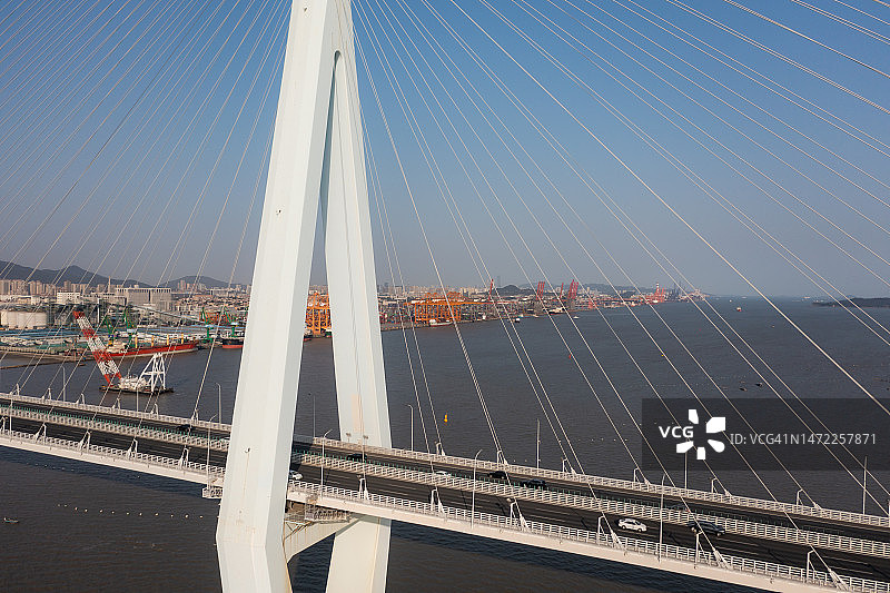 行驶在跨海大桥上的卡车图片素材