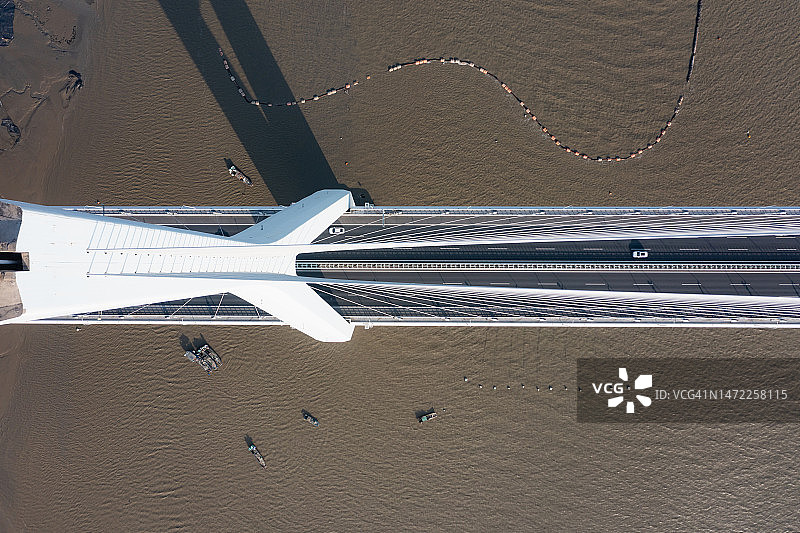 海上跨海大桥上行驶的卡车俯视图图片素材