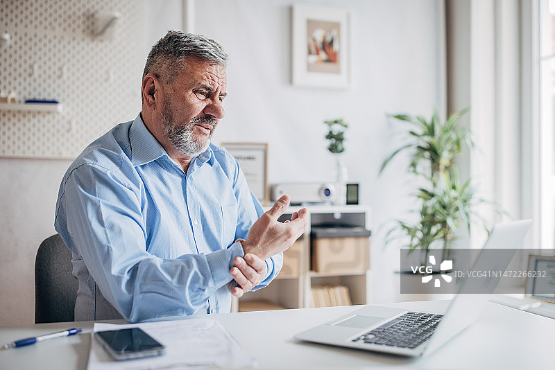 男人手腕疼痛，办公室工作图片素材