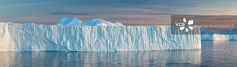 迪斯科湾日落时分的平顶冰山图片素材