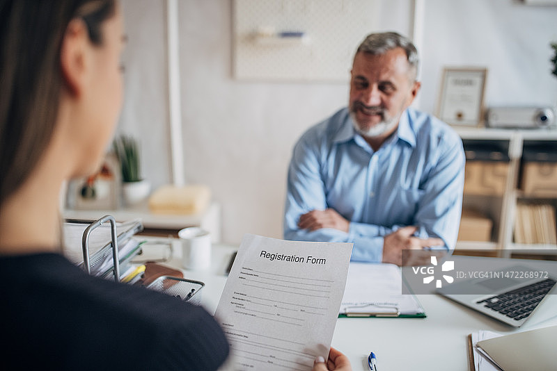 接受新员工，签署合同图片素材