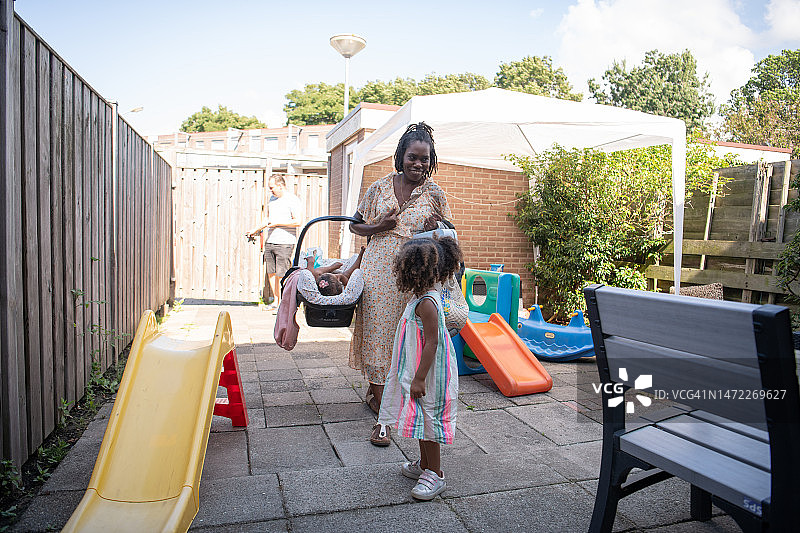 一家人结束一日游后回到家中图片素材
