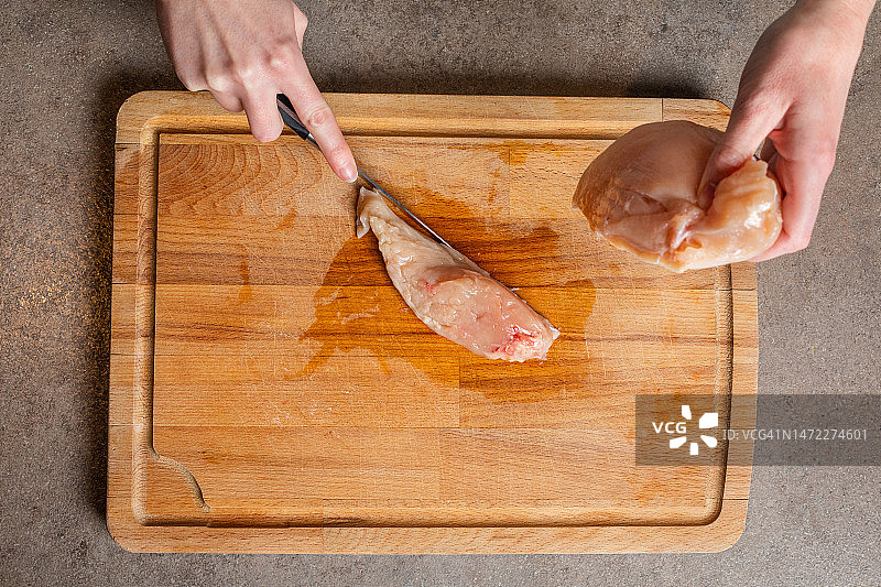在木砧板上切鸡胸肉图片素材