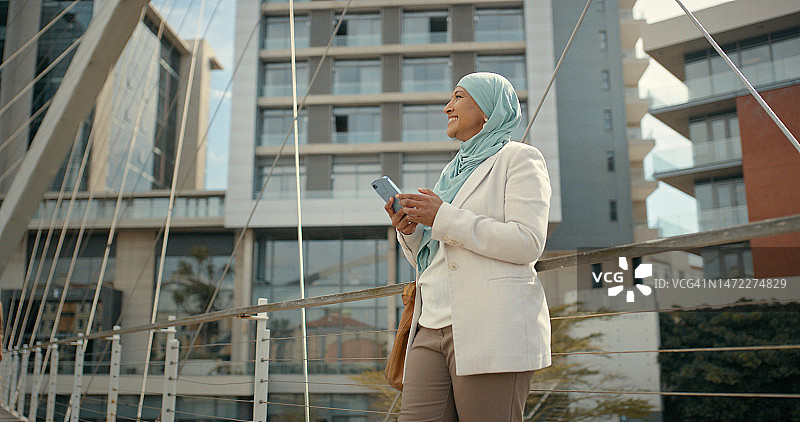 商务穆斯林女CEO城市手机交流图片素材