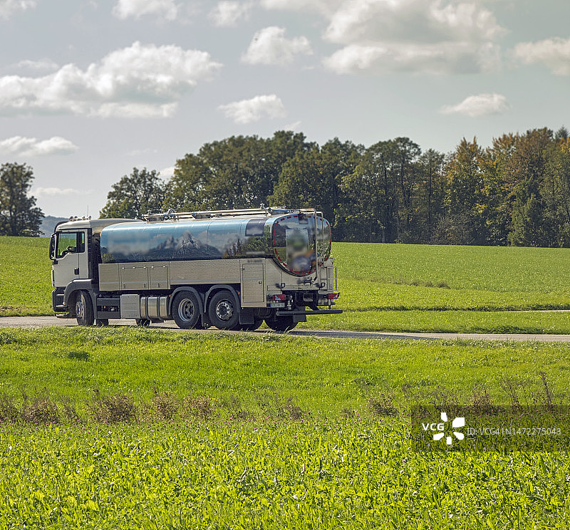 运货卡车运送货物，牛奶运输车图片素材