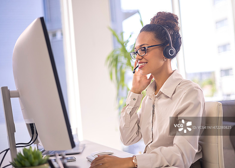 电话销售、计算机咨询和快乐的黑人女性通过CRM或电信进行沟通。呼叫中心、在线电子商务或信息技术顾问在客户服务麦克风上图片素材