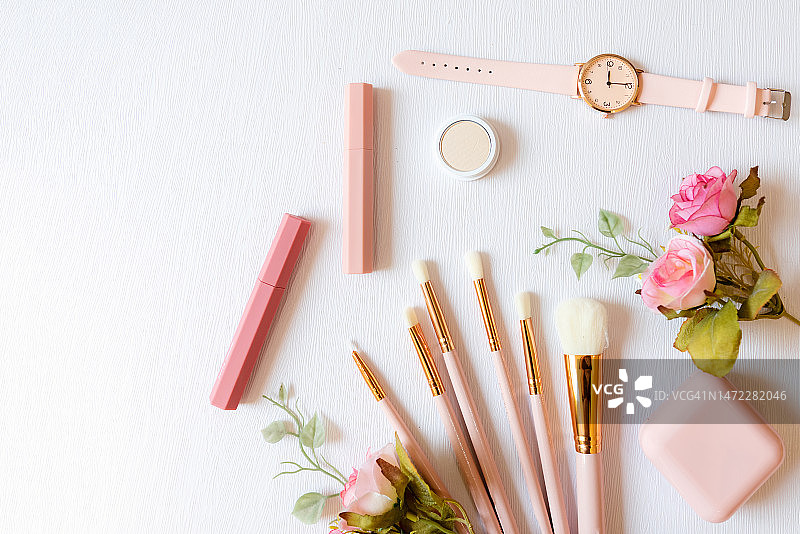 化妆品工具背景和美容化妆品、产品和面部化妆品包装与玫瑰花。生活方式概念图片素材