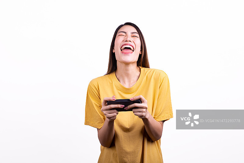 在白色背景下用手机赢得胜利的亚洲女人图片素材