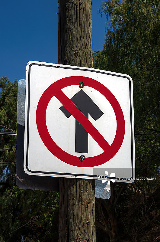 城市街道木制电线杆上的禁止通行道路警告标志图片素材