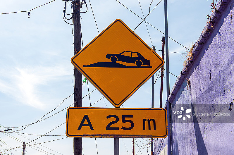 前方25米减速带/减速台道路警告标志图片素材