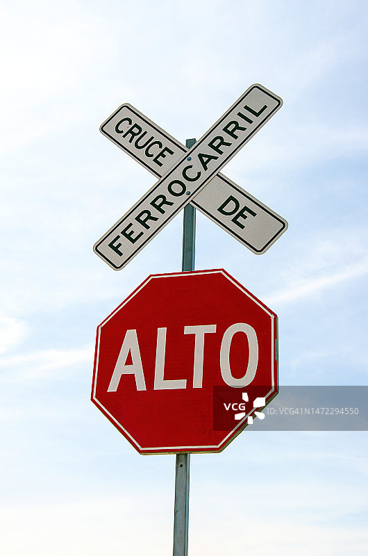 西班牙语铁路交叉口警告标志 - Cruce de ferrocarril/Alto [铁路交叉口/停止]图片素材