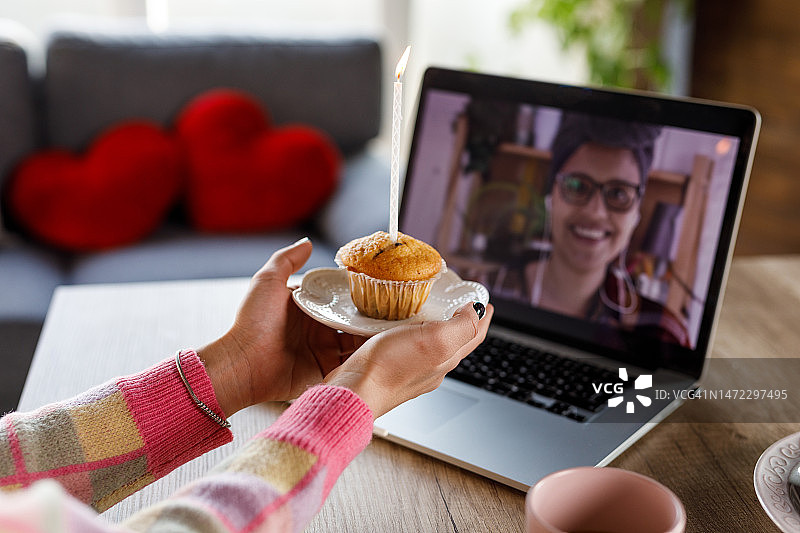 与朋友在线庆祝生日的年轻女人图片素材