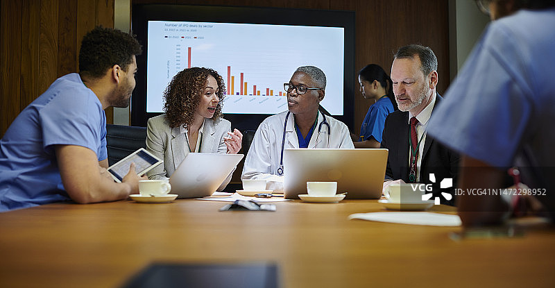 与医院团队在一起的医药销售代表图片素材