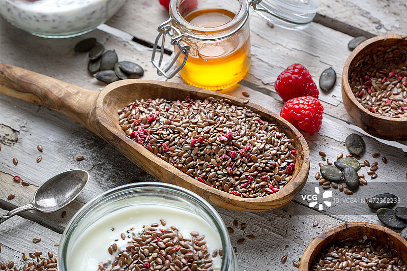 种子、覆盆子和酸奶的混合图片素材